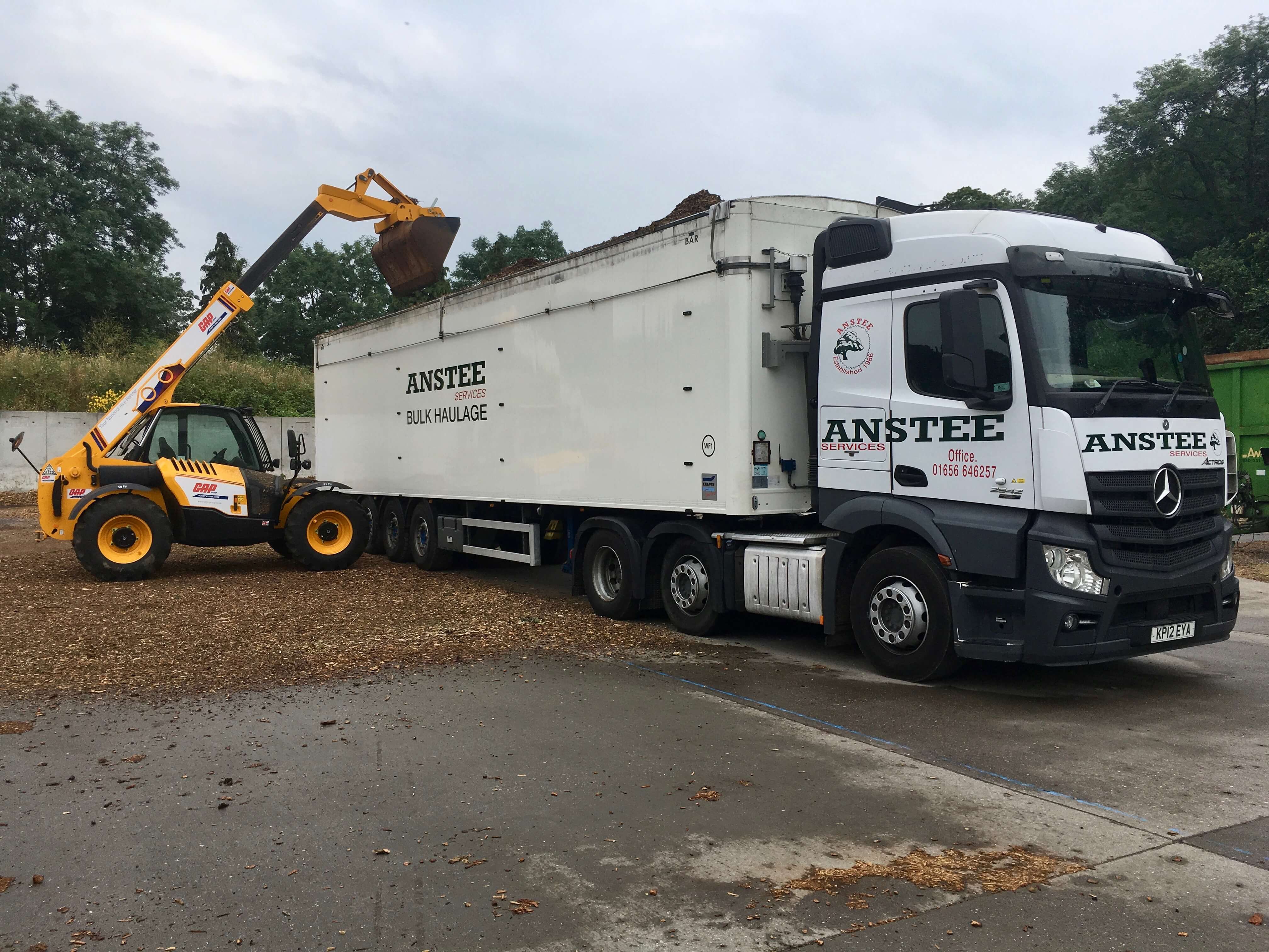 Above: Our top loading walking floor trailers provide an optimum bulk haulage solution